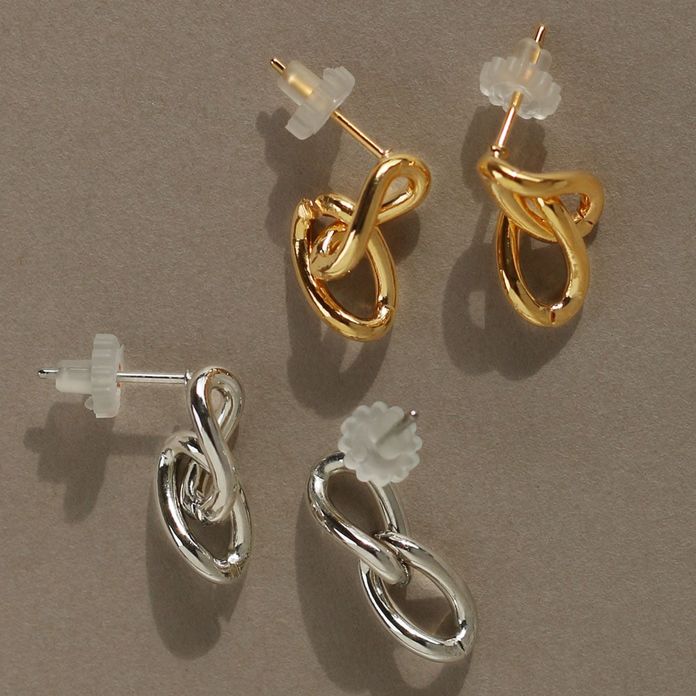 ひねりを効かせたオーバル2連チェーンが揺れるピアス | ピアス,フープ