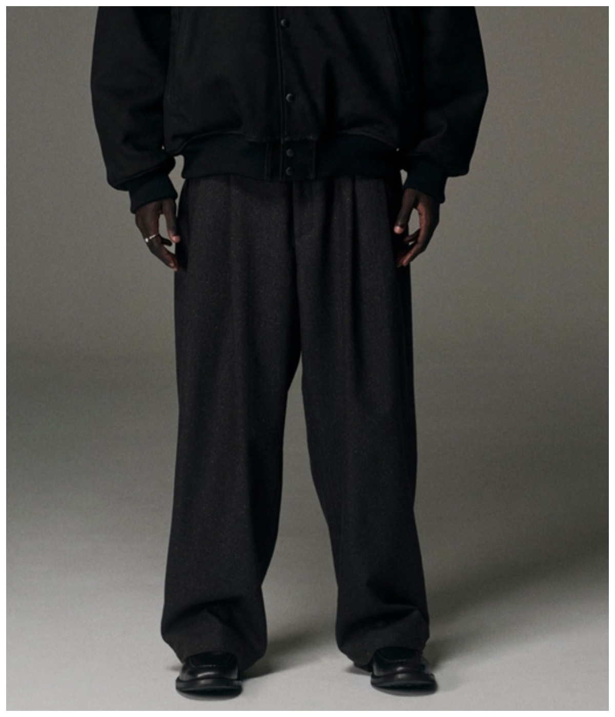 Silk Nep Herringbone 2 Tuck Wide Trousers【BLACK MELANGE】｜COOTIE