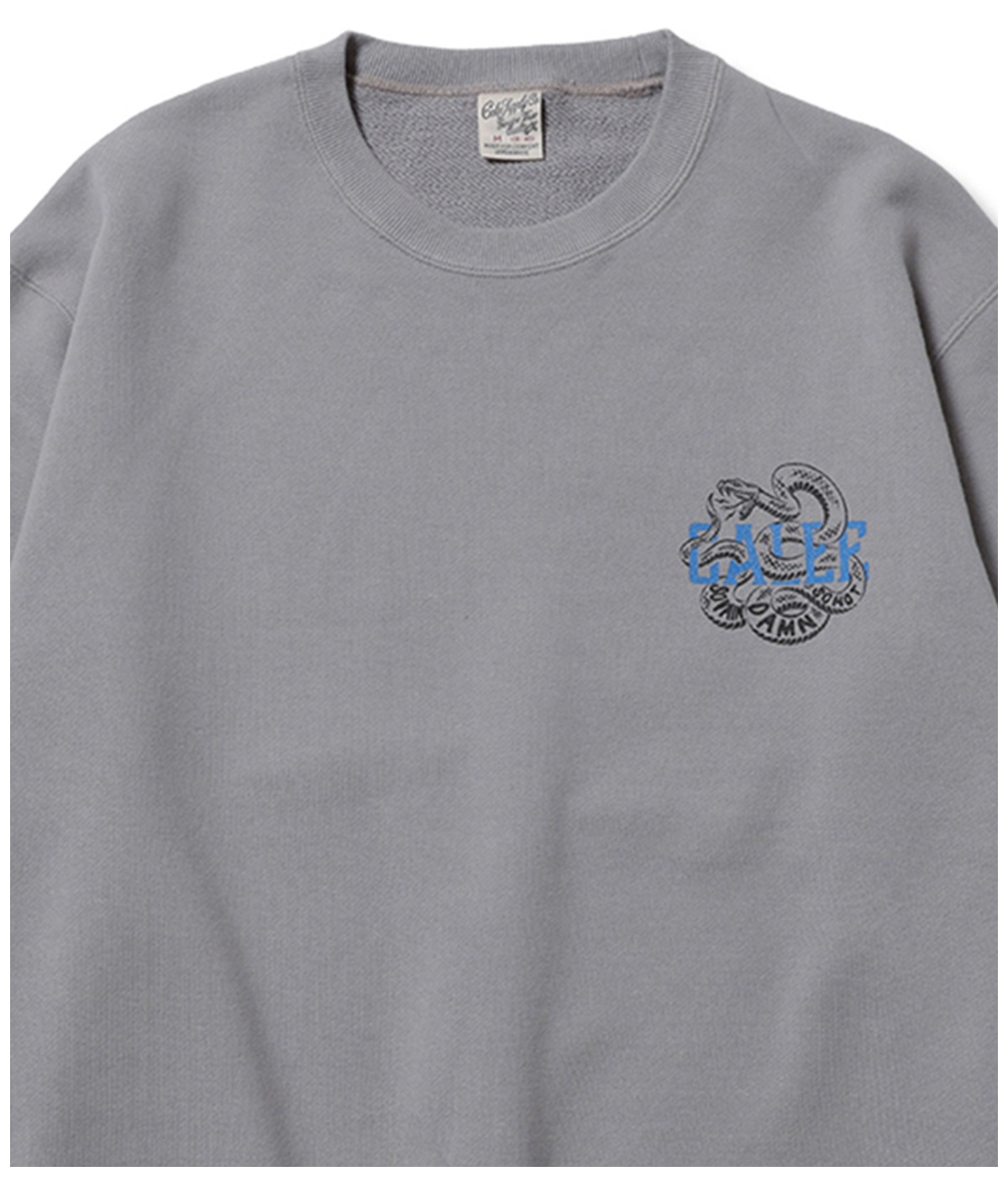CALEE SNAKE LOGO CREW NECK SW【GRAY】