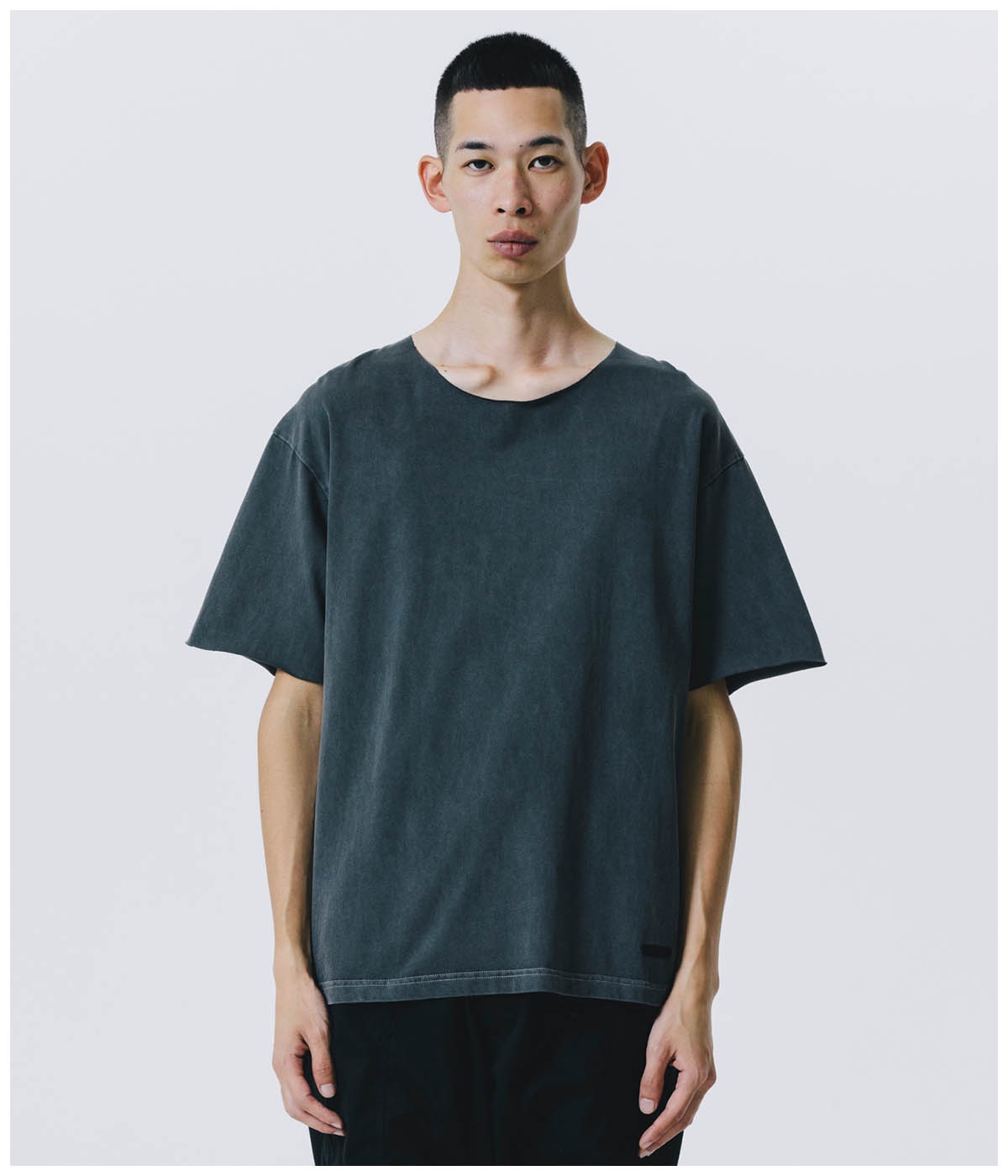 PIGMENT CUT OFF TEE【CHARCOAL】