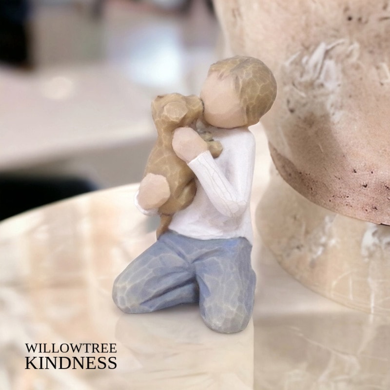 メモリアルオブジェ　【Kindness】 Boy  - やさしさ‐　犬を抱いた男性　Willow Tree ウィローツリー　【ペット骨壷,遺骨ペンダント,ペット仏壇と共に】
