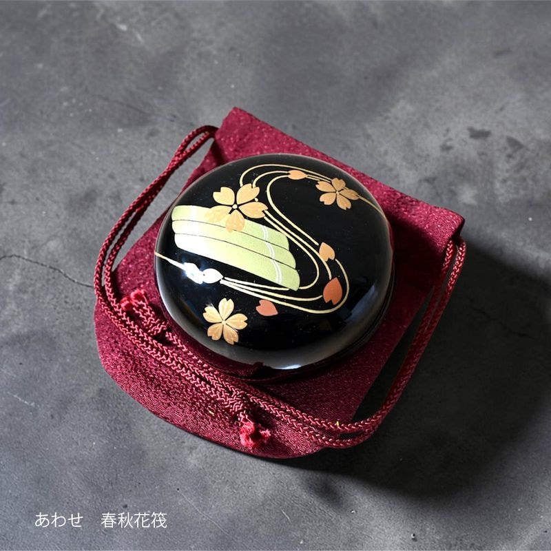 本漆のミニ骨壺 蒔絵・あわせ [春秋花筏（しゅんじゅうはないかだ）]