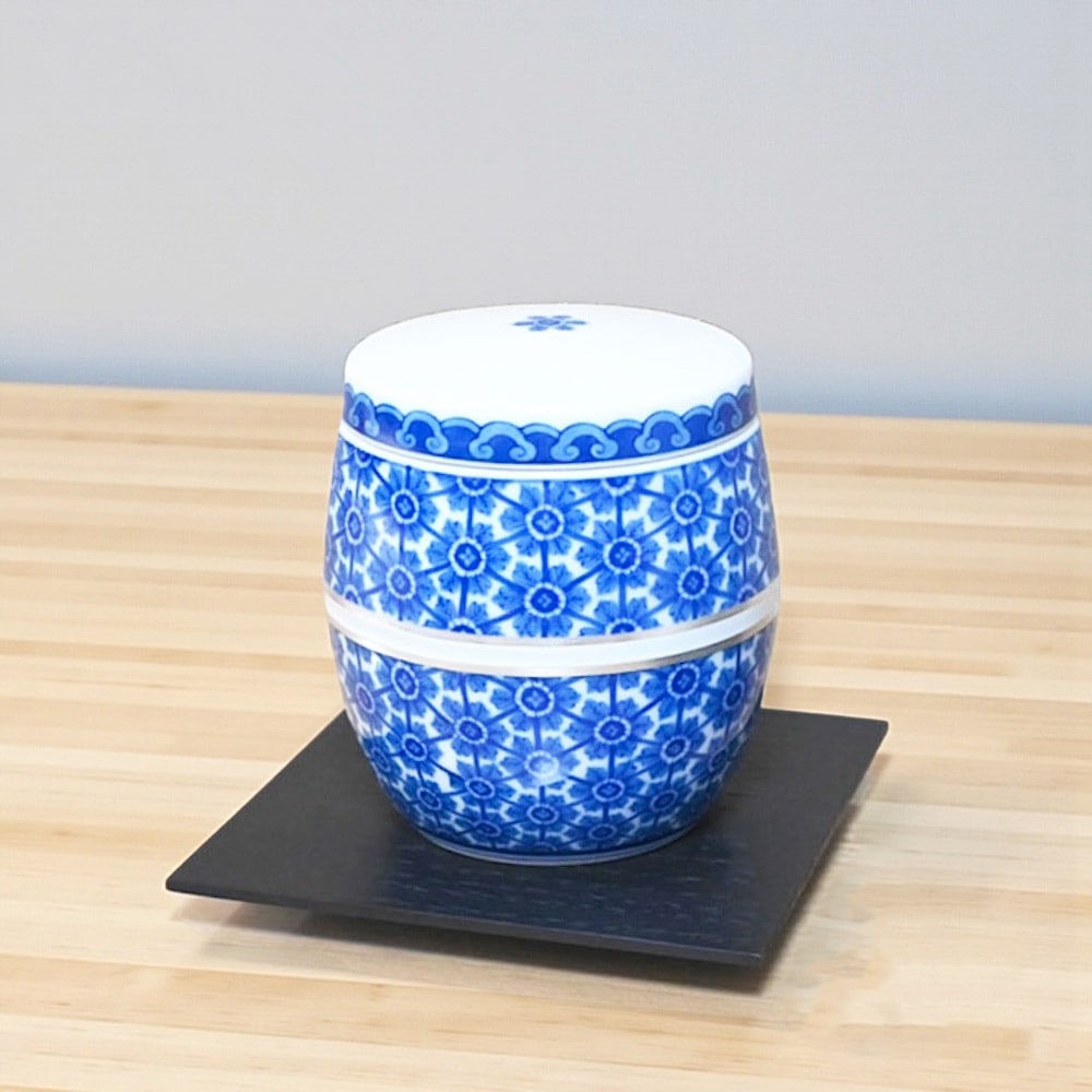 有田焼の骨壷有田焼 手元供養用 分骨骨壷 明治伊万里 [藍鍋島] ～あい