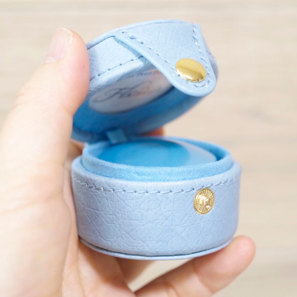 ソウルプチポット ミニ骨壷 携帯型 フルール コーラルブルー 真鍮 手元供養 分骨用 ミニ骨壺 携帯ポーチ 水色 ミニ骨壷 フルール コーラルブルー | ソウルジュエリー 公式ブランドサイト