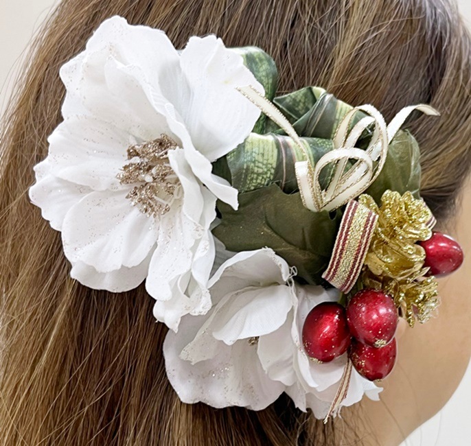 プレミアムヘアクリップ】ホワイトアネモネ（赤い実と松ぼっくり
