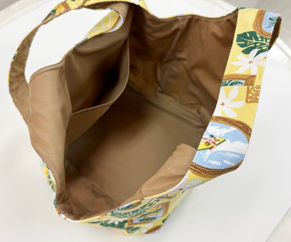 内側にポケットが付いています