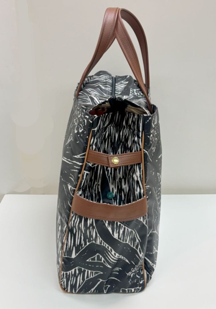 片側のサイドにポケットがついています。