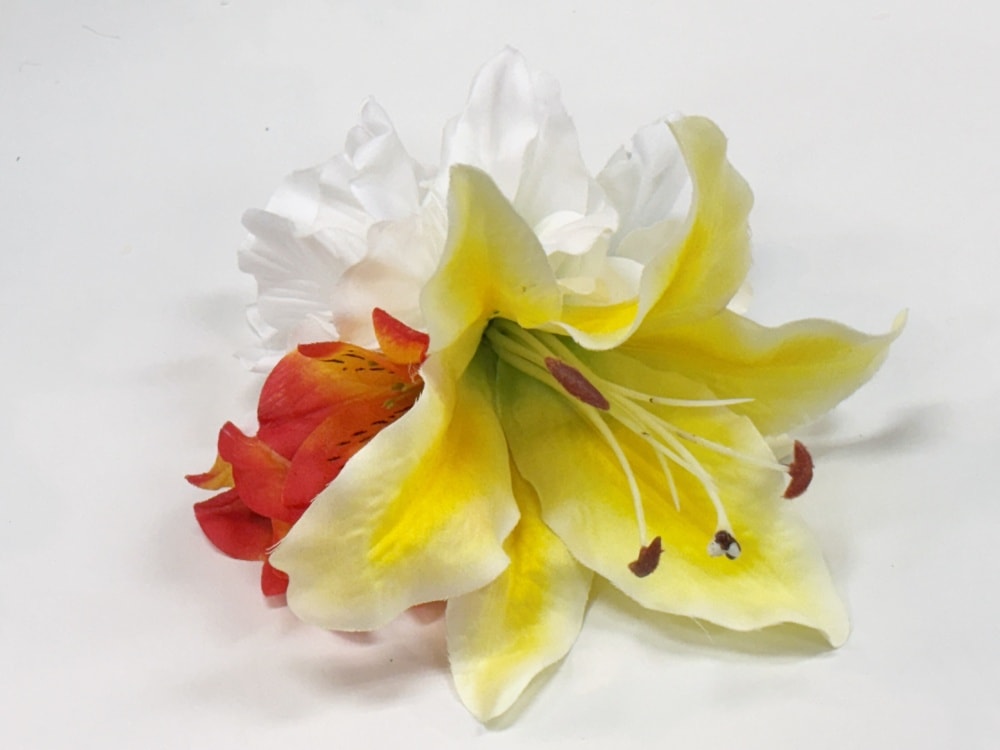 【プレミアムヘアクリップ]NO11　イエローカサブランカと白い花のクリップ