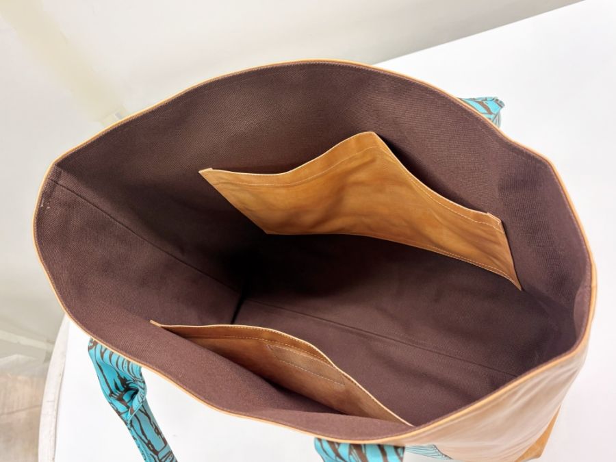 内側にポケットがついています。