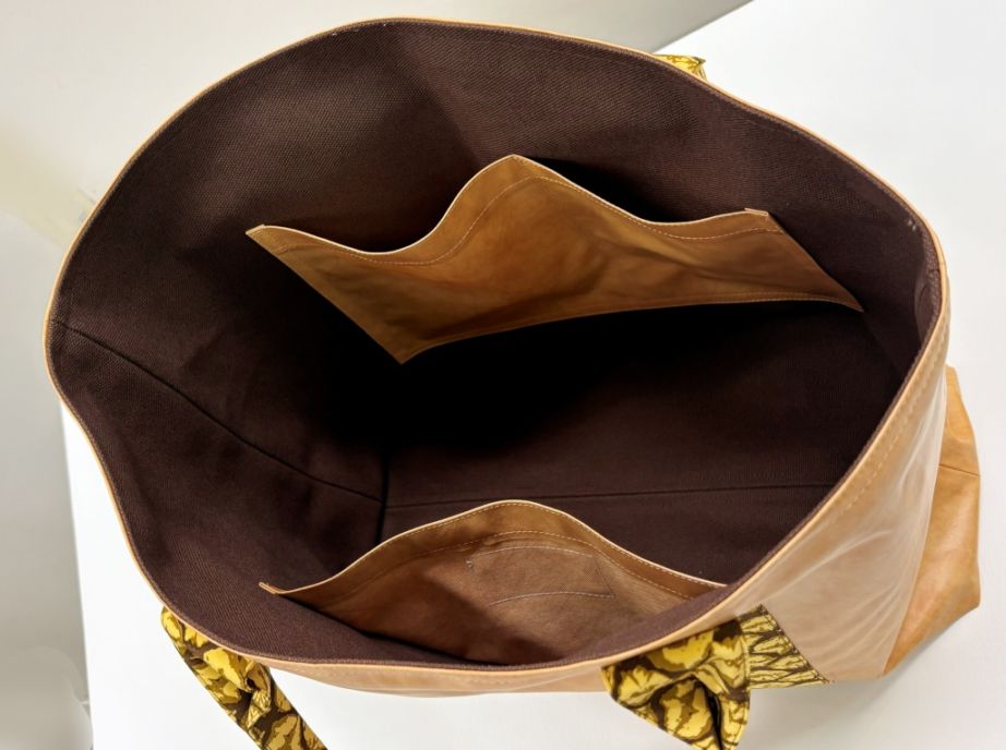 内側にポケットがついています。