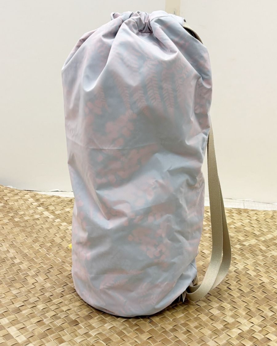 イプヘケソフトバッグ　ラ・イ[チャコール/レッド]