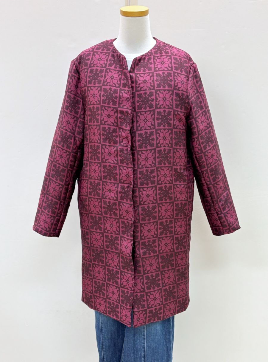 ボタンで前を留められます。