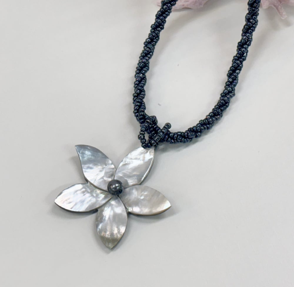 シェルネックレス　プルメリア（ブラックビーズ）