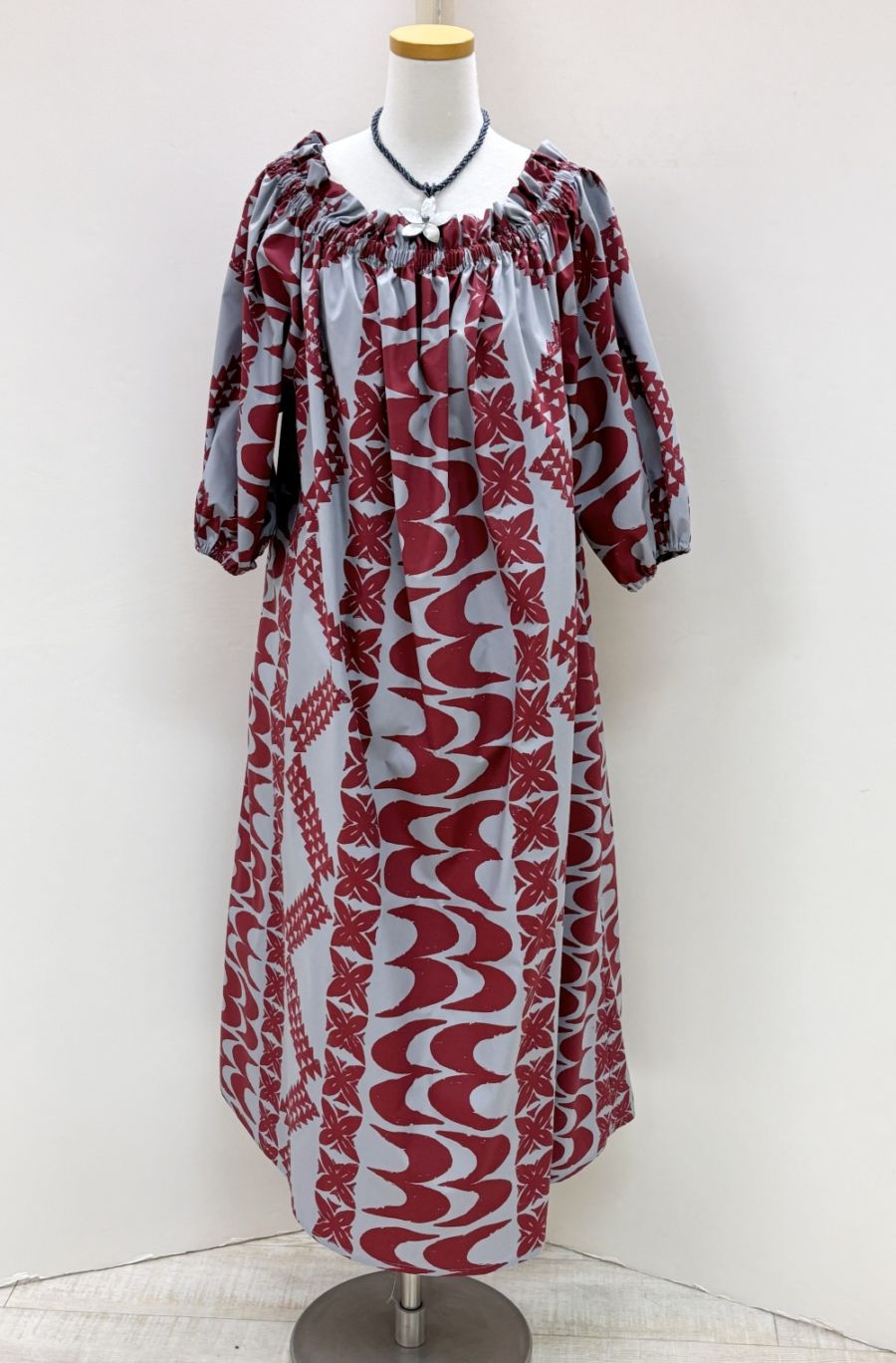 メネフネオリジナルワンピース O-831 Kapa ho'oilina　カパ ホオイリナ（グレー/バーガンディー）