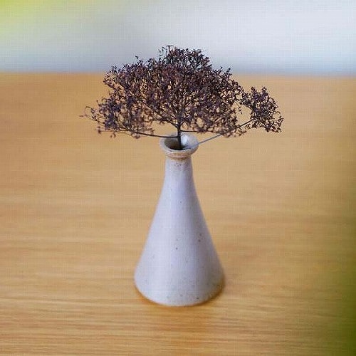 グレーの木のシルエット陶器
