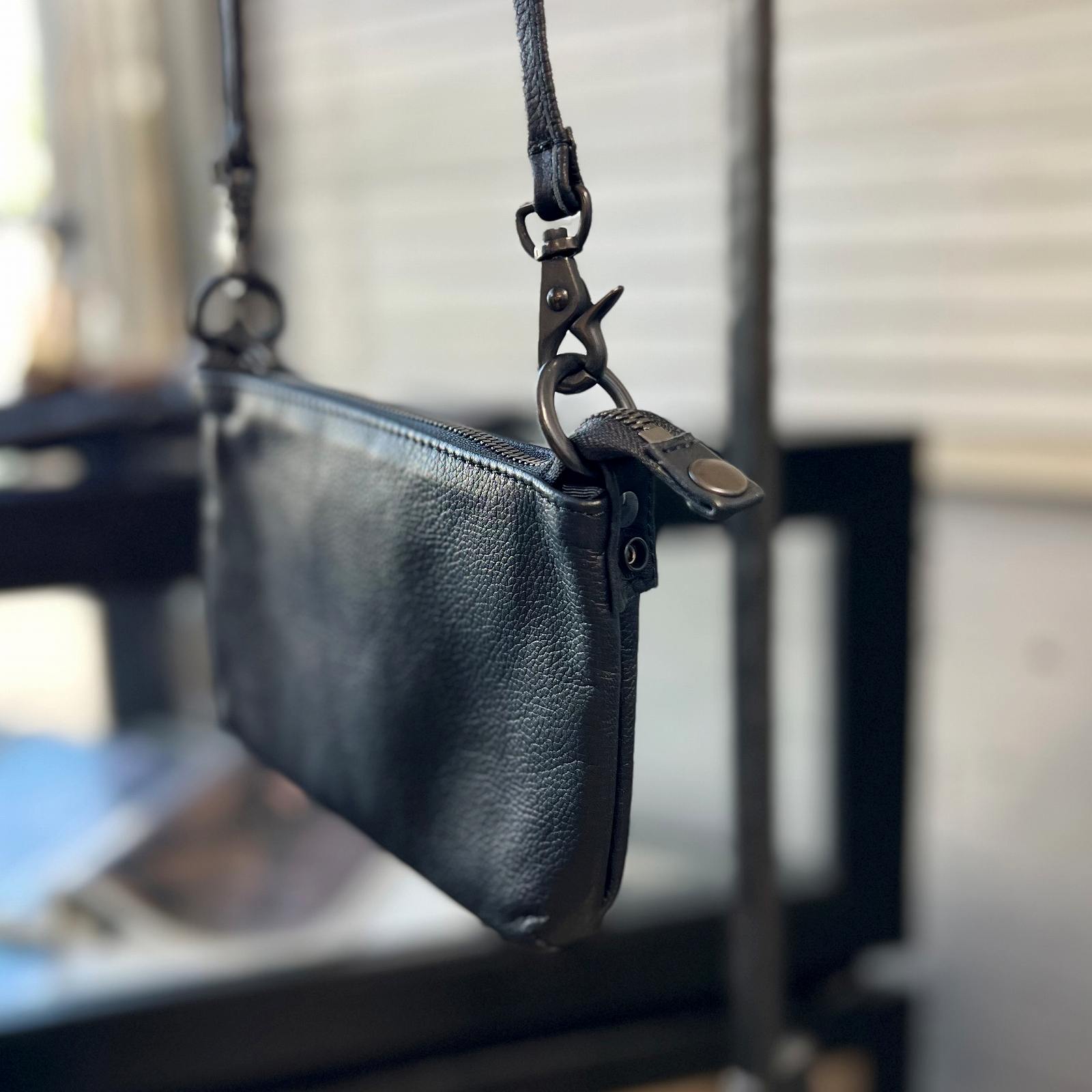 未使用品✨ イサムカタヤマバックラッシュ ボディバッグ ショルダーバッグ レザー 定価8 3万 ISAMU KATAYAMA BACKLASH（バックラッシュ）ジャパン