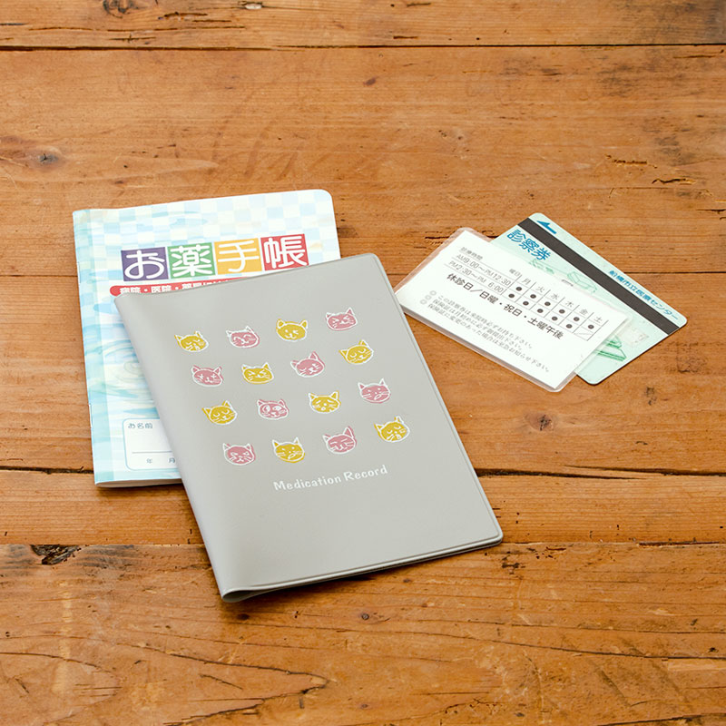 お薬手帳カバー イニシアル入り 【ユニークなネコの笑顔】 №793
