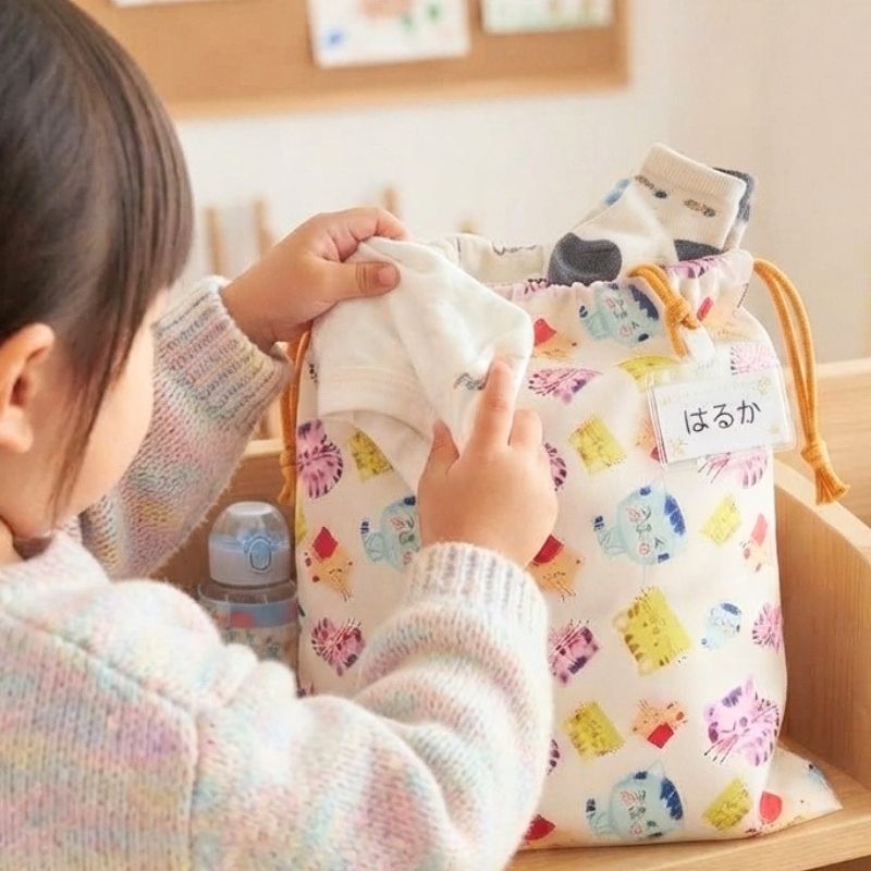 ネコ柄巾着 小№977・大№978|小物整理や着替え入れに・大小セットも