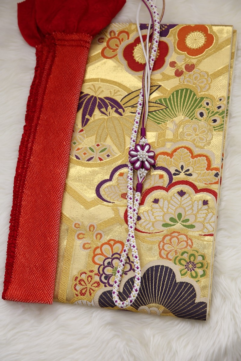 豪華な刺繍がとびきり素敵！振袖フルセット　成人式前撮り謝恩会　長襦袢ご希望の方に 成人式お振袖前撮りのお嬢様です(*^_^*)赤と黒の総絞りに金刺繍
