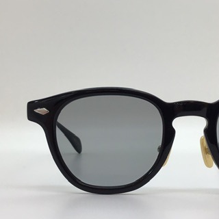 グレーの調光レンズです。(紫外線による着色時のイメ－ジです。）
