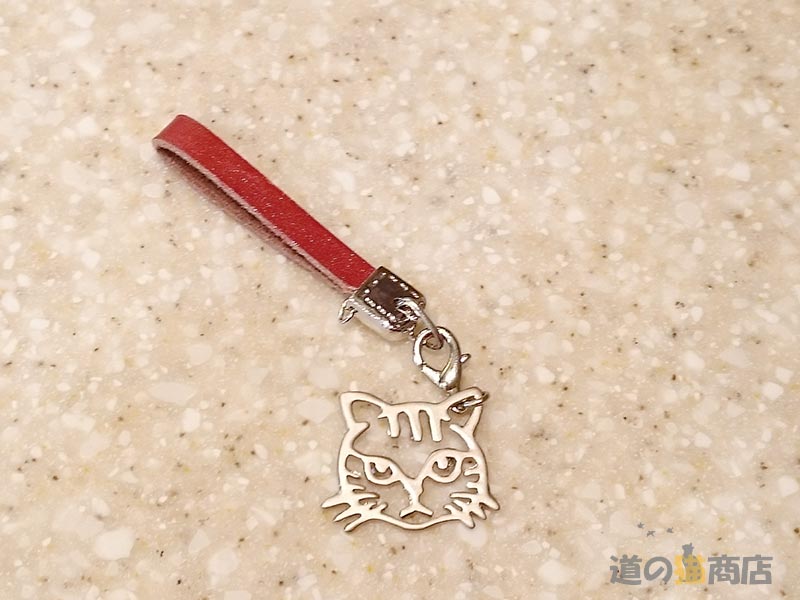 ぬき猫 フェイスストラップ レッドアイ