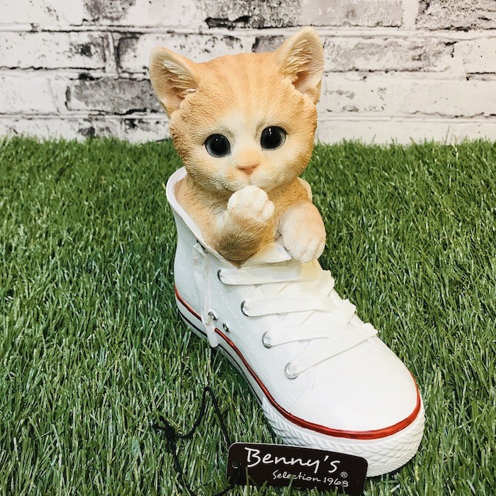 ベニーズキャット シューズイン 茶トラ白 猫 置物 可愛い リアル アニマルオブジェ インテリア かわいいネコ 動物 子猫 仔猫 ガーデンオーナメント 玄関先 庭 雑貨 エクステリア用品 ガーデンオーナメント 猫 犬等の置物 クラピアと雑草対策の専門店 ミドリス本店