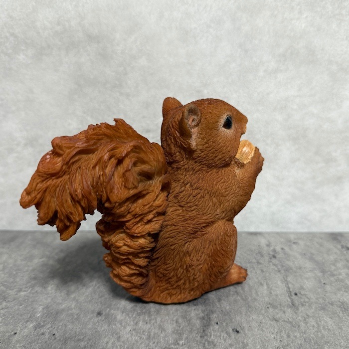 置物 松ぼっくりを掴むリス かわいい woobia ウービア おしゃれ