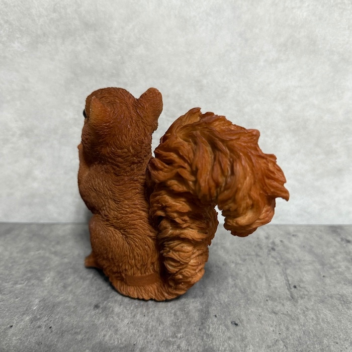 置物 松ぼっくりを掴むリス かわいい woobia ウービア おしゃれ