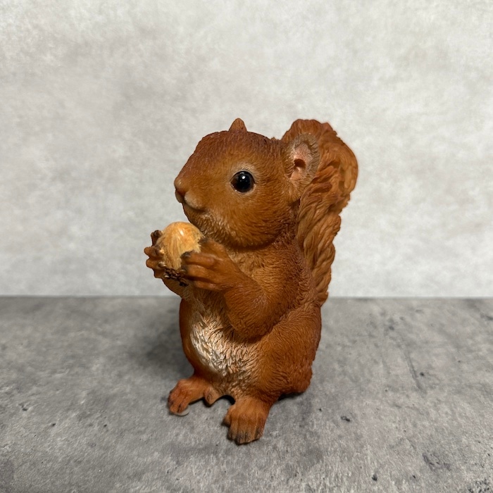 置物 松ぼっくりを掴むリス かわいい woobia ウービア おしゃれ