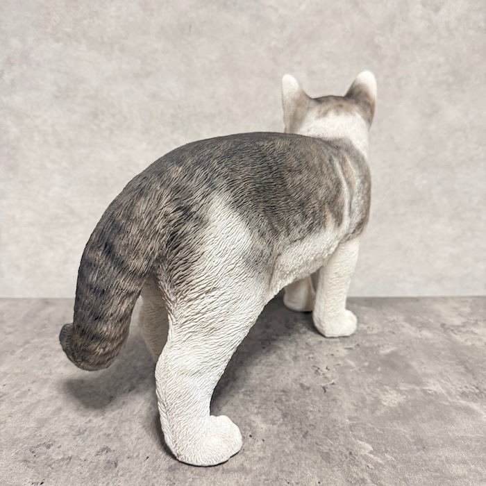 置物 歩くサバトラ白猫 大 ネコ 横幅40cm woobia ウービア 大きい