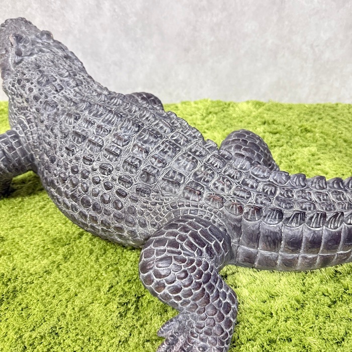 でかいワニの置物 置物 餌を待つワニ 特大 横幅79.5cm 鰐 巨大オブジェ 大型 woobia