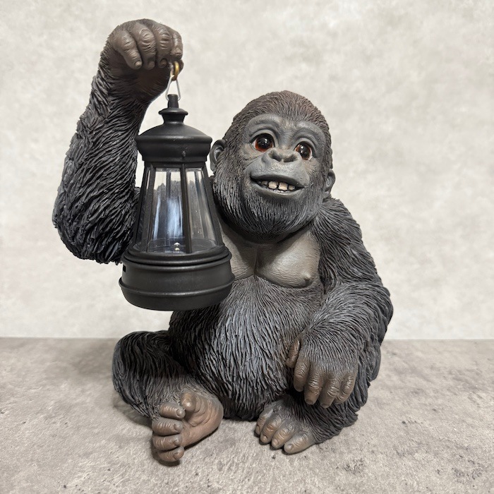 かわいい 置物 ソーラーランプを右手で持ち上げる黒ゴリラ グッズ