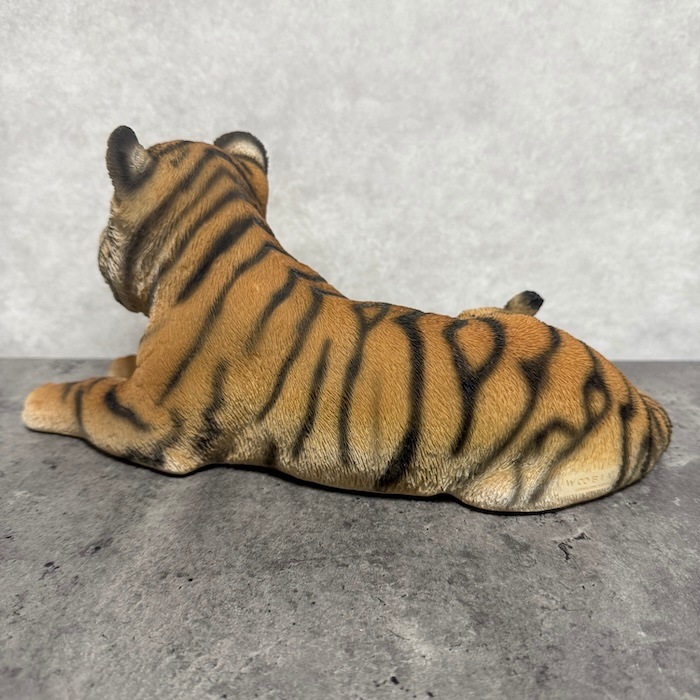 置物 寝そべるタイガー 中 虎グッズ 高さ15cm woobia ウービア 大きい