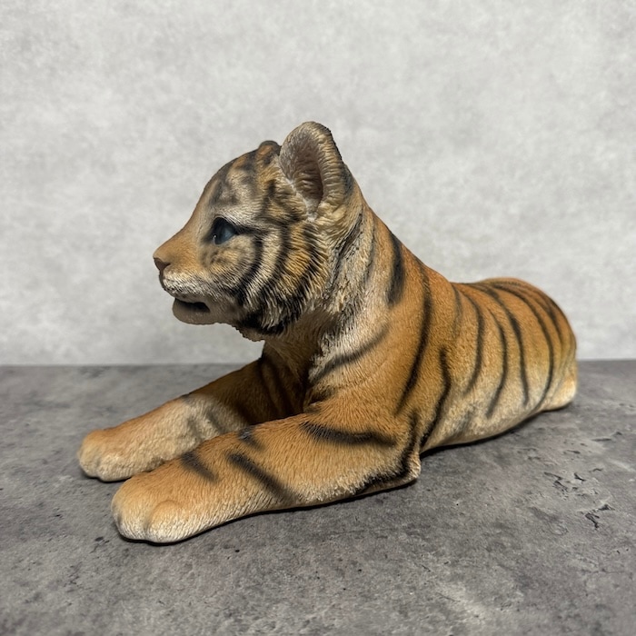 置物 寝そべるタイガー 中 虎グッズ 高さ15cm woobia ウービア 大きい
