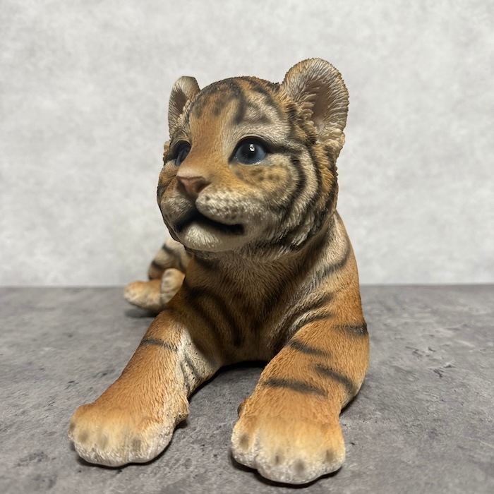 置物 寝そべるタイガー 中 虎グッズ 高さ15cm woobia ウービア 大きい