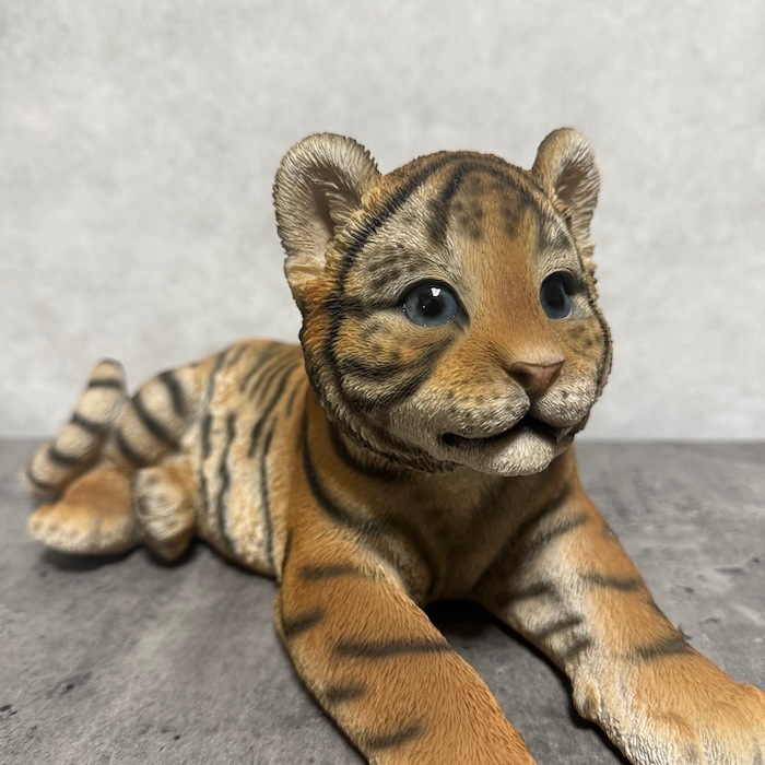 置物 寝そべるタイガー 中 虎グッズ 高さ15cm woobia ウービア 大きい