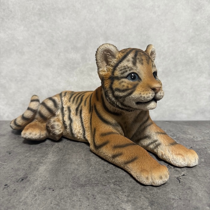 置物 寝そべるタイガー 中 虎グッズ 高さ15cm woobia ウービア 大きい