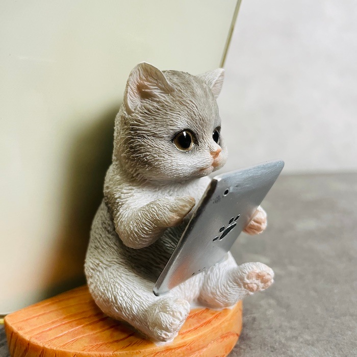 スマホスタンド タブレットを見るサバトラ猫 woobia ウービア ネコ
