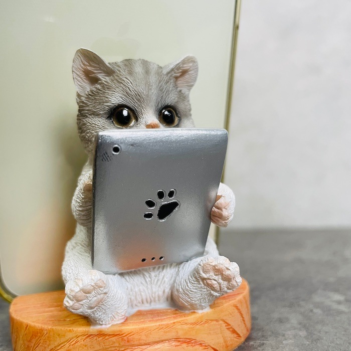 スマホ猫 スマホスタンド タブレットを見るサバトラ猫 woobia ウービア ネコ