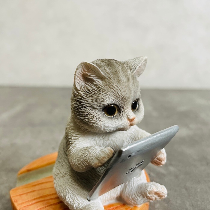 スマホスタンド タブレットを見るサバトラ猫 woobia ウービア ネコ