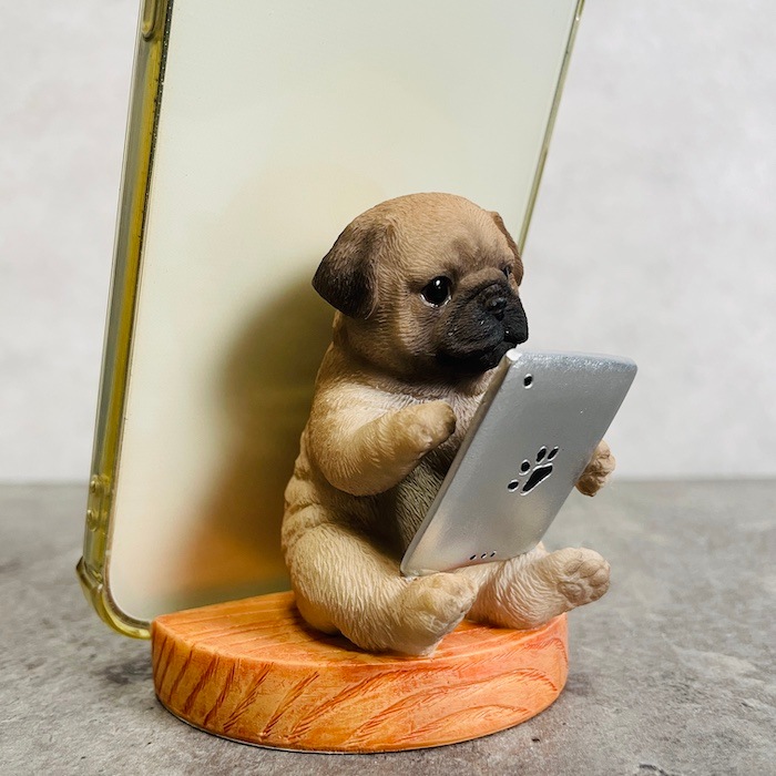 スマホスタンド タブレットを見るパグ woobia ウービア 犬 イヌ いぬ