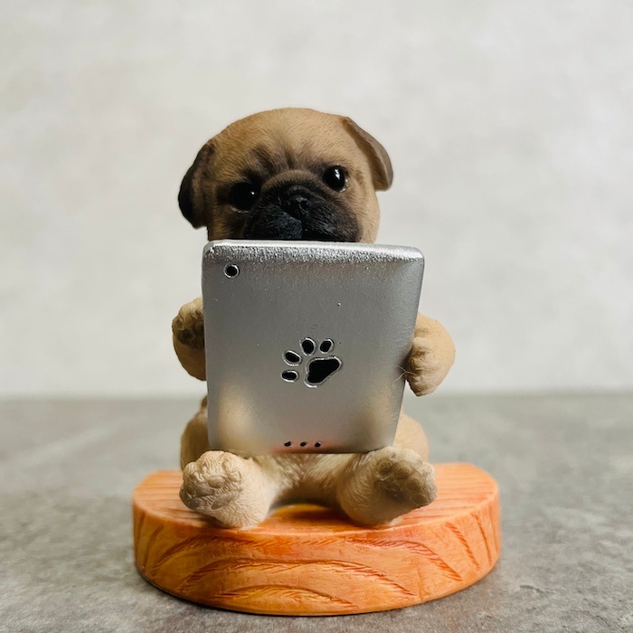 スマホスタンド タブレットを見るパグ woobia ウービア 犬 イヌ いぬ
