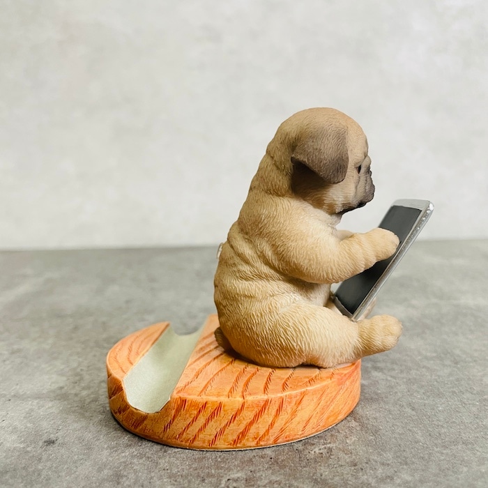 スマホスタンド タブレットを見るパグ woobia ウービア 犬 イヌ いぬ
