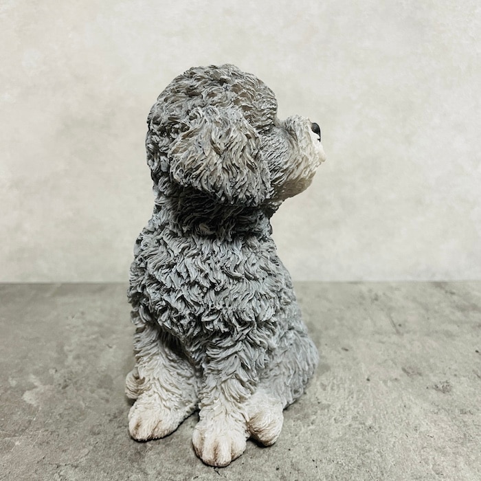 陶器製犬の置物 グレーとベージュ かわいい 犬 置物 振り返るトイプードル グレー 小 woobia ウービア