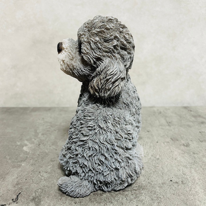 プードルの置物 かわいい 犬 置物 振り返るトイプードル グレー 小 woobia