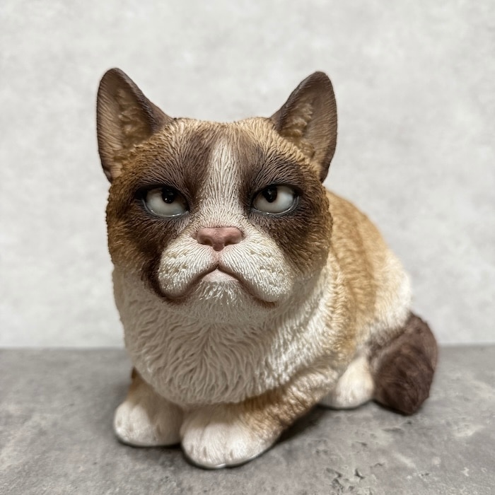 置物 不機嫌なシャム猫 ネコ 高さ17.8cm woobia ウービア 大きい