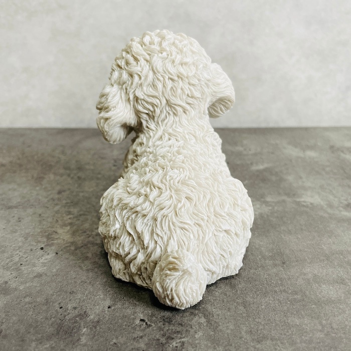 かわいい 犬 置物 見上げるトイプードル 白 woobia ウービア イヌ