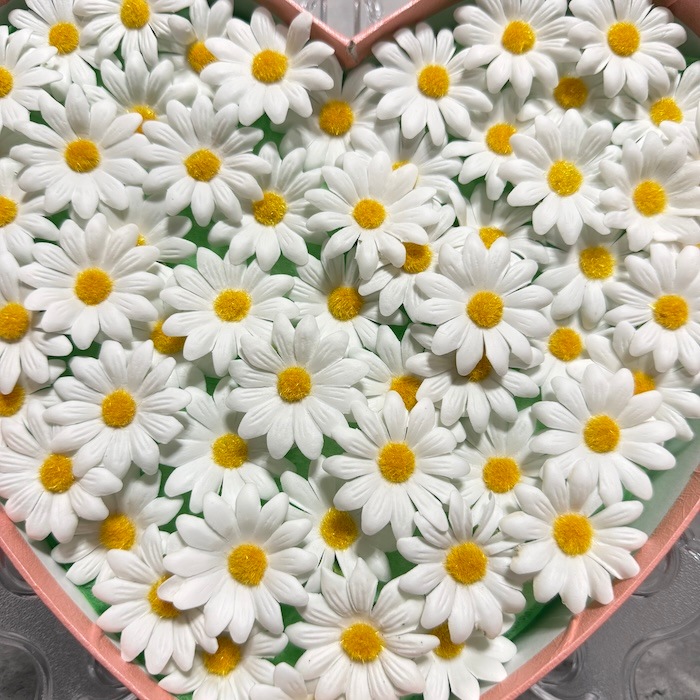 最終SALE‼️早い者勝ち‼️ブローチ 花形 ホワイト マーガレット ボックス付き 入浴剤 プレゼント ギフト おしゃれでかわいい花の形のバス