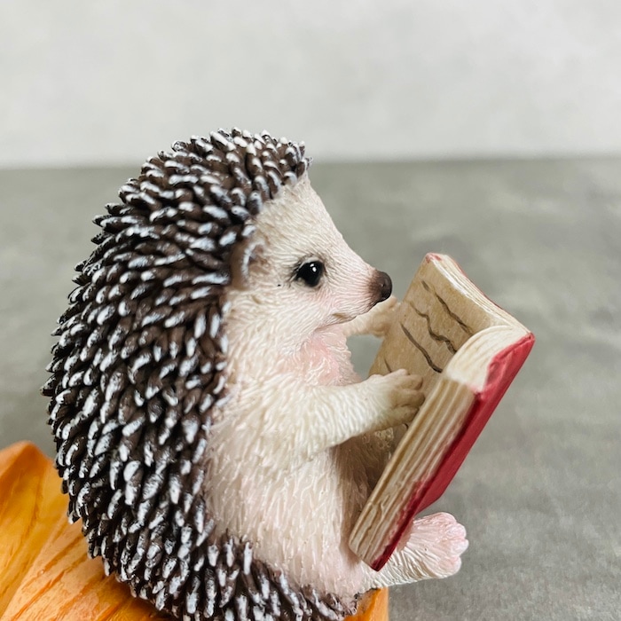 スマホスタンド 本を見るハリネズミ woobia ウービア 卓上 アニマル