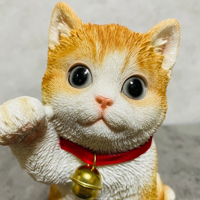 アンティーク瞳や長いお髭が美しい幸運・良き人との出会いを招く珍しい虎猫招き猫 70年代ヴィンテージ大きな瞳や長いお髭が美しい招き猫 - メルカリ